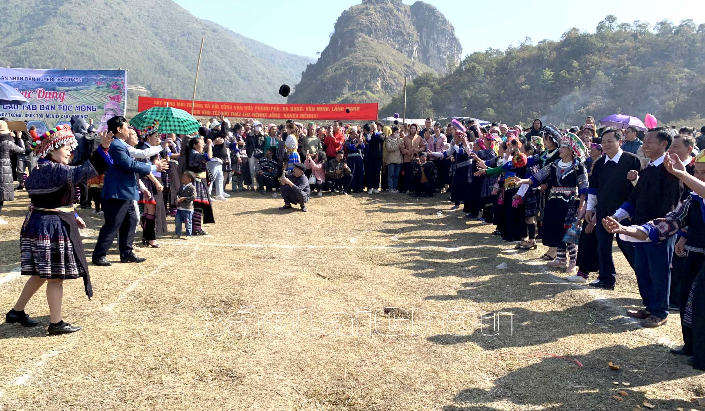 Các đồng chí lãnh đạo tỉnh tham gia các trò chơi dân gian tại Lễ hội Gầu Tào dân tộc Mông.
